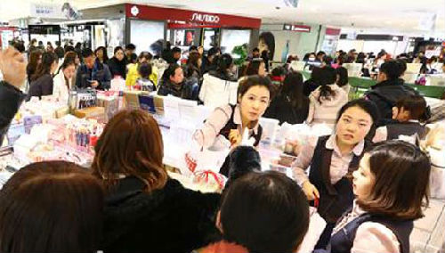 日媒：內(nèi)地游客轉赴日韓 香港零售業(yè)迎寒冬