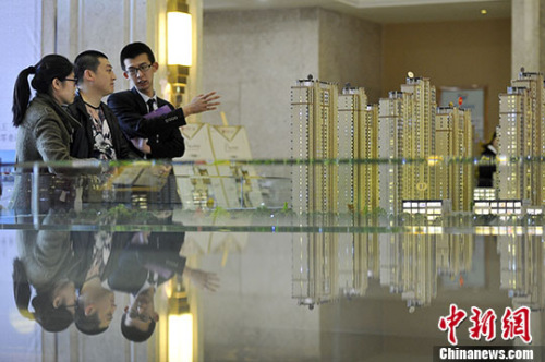 資料圖 置業顧問向民眾推薦商品房戶型。 <a target=&apos;_blank&apos; href=&apos;http://www.chinanews.com/&apos; _fcksavedurl=&apos;http://www.chinanews.com/&apos; _fcksavedurl=&apos;http://www.chinanews.com/&apos;></p></table><p align=