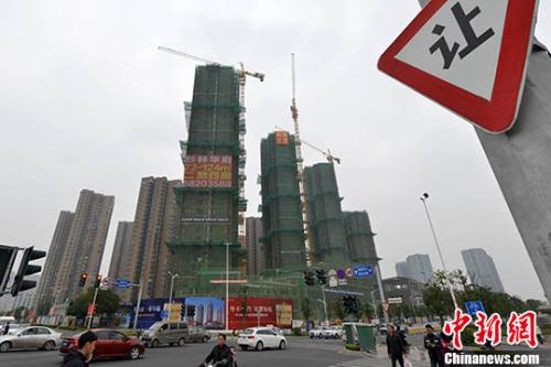 資料圖：商品房在建中。 <a target=&apos;_blank&apos; href=&apos;http://www.chinanews.com/&apos; _fcksavedurl=&apos;http://www.chinanews.com/&apos;></table><p align=