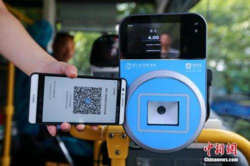 資料圖：民眾乘坐交通工具出行時(shí)使用手機(jī)支付。<a target=&apos;_blank&apos; href=&apos;http://www.chinanews.com/&apos; _fcksavedurl=&apos;http://www.chinanews.com/&apos;></table><p align=