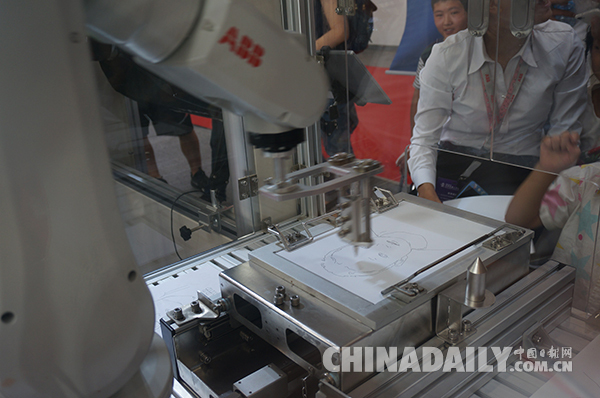 視頻：來(lái)！讓機(jī)器人給你畫(huà)張肖像畫(huà)