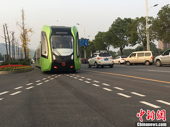 軌道畫(huà)地上！全球首列智軌列車(chē)湖南“開(kāi)跑”