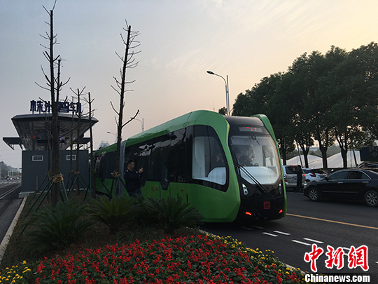 軌道畫(huà)地上！全球首列智軌列車(chē)湖南“開(kāi)跑”