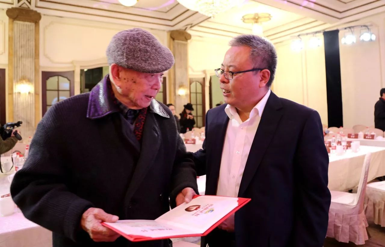 文學(xué)家園：大咖舉杯古井貢，共慶《收獲》60年！