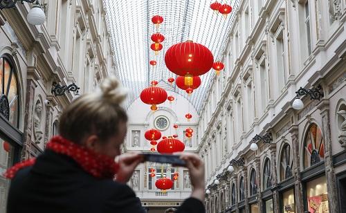 中國大陸游客出境消費(fèi)額占全球1/5 成世界旅游業(yè)引擎
